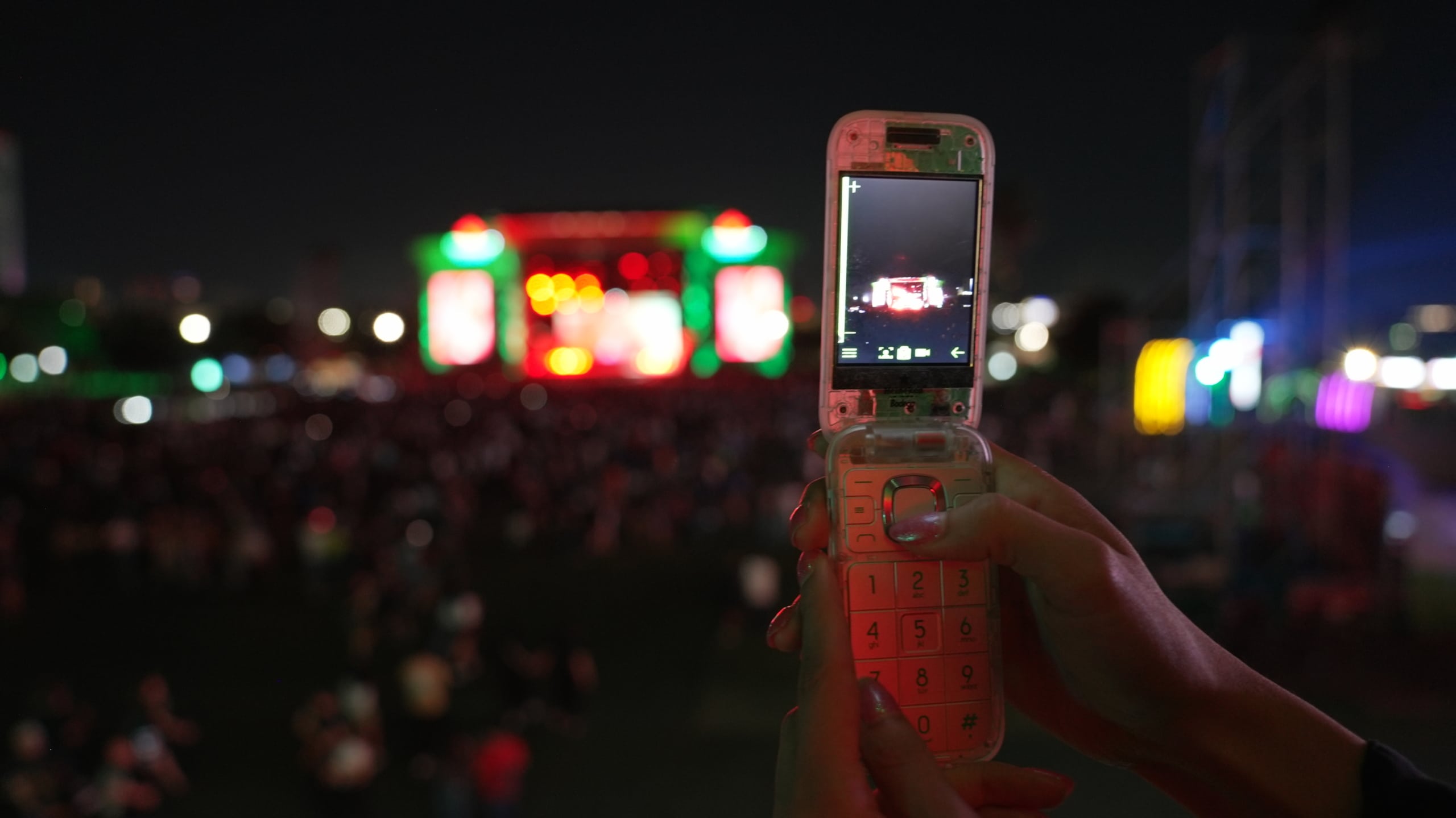 The Boring Phone mostrando imagen de un escenario