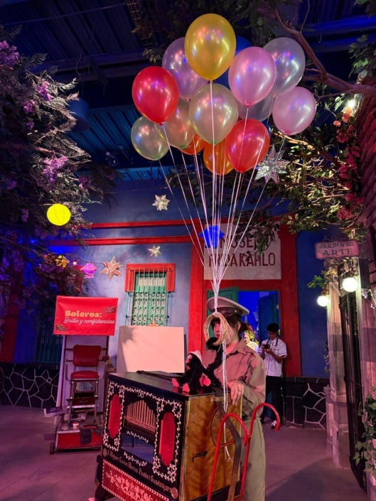 representación de la entrada del museo Frida Kahlo y un organillero en Odisea México