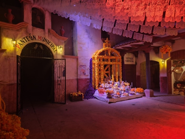 recreación del panteón municipal y ofrenda de día de muertos en la experiencia inmersiva Odisea México