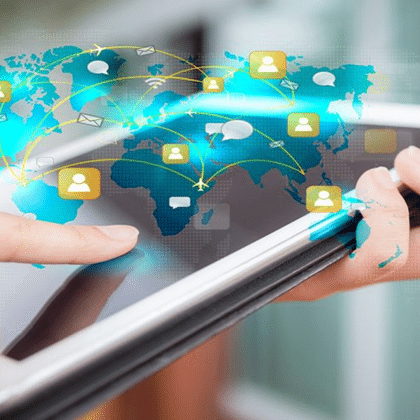 representación de las redes sociales y comunicación en el mundo sobre una tablet