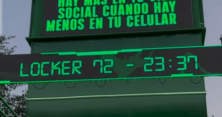 story de instagram con mensaje de Th Boring Phone