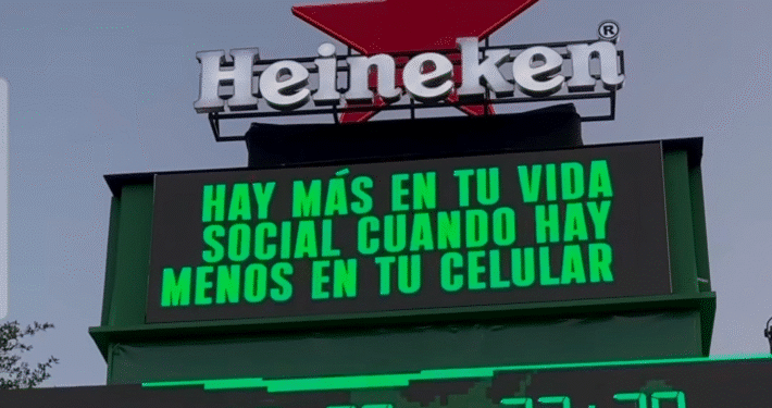 foto de anuncio de Heineken anunciando The Boring Phone