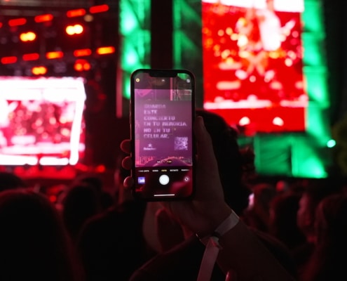 pantalla de celular en evento donde se muestra el mensaje de The Boring Phone