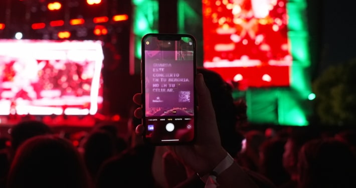 pantalla de celular en evento donde se muestra el mensaje de The Boring Phone