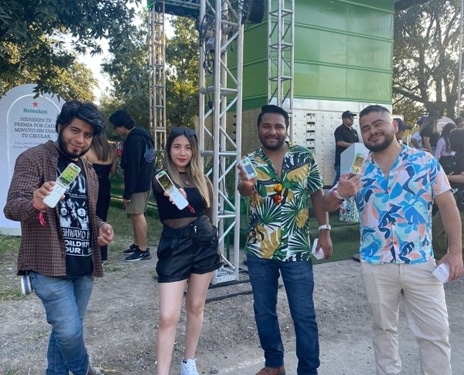 Asistentes a evento mostrando los celulares de The Boring Phone