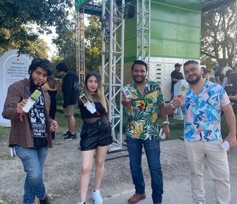 Asistentes a evento mostrando los celulares de The Boring Phone