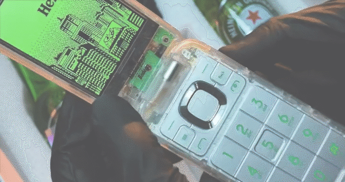 Unboxing del celular de Heinken The Boring Phone
