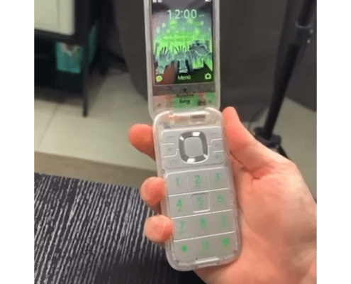 story de Instagram de influencer mostrando el teléfono The Boring Phone