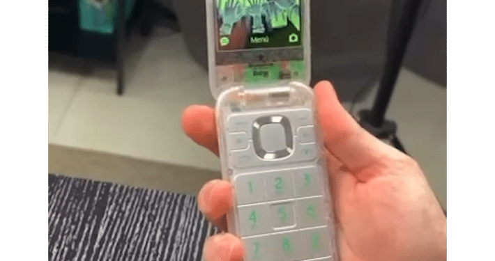 story de Instagram de influencer mostrando el teléfono The Boring Phone
