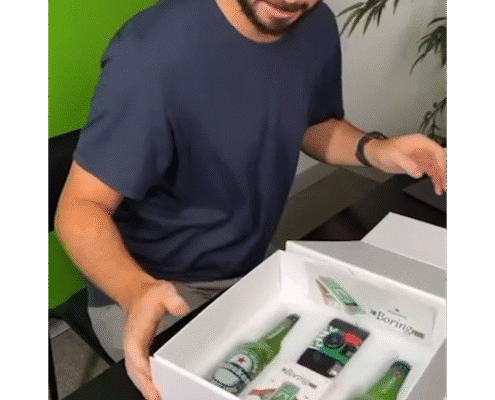 story de Instagram de influencer haciendo unboxing del teléfono The Boring Phone