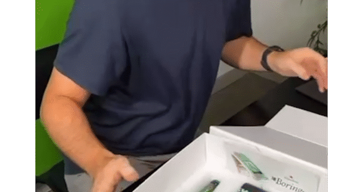 story de Instagram de influencer haciendo unboxing del teléfono The Boring Phone