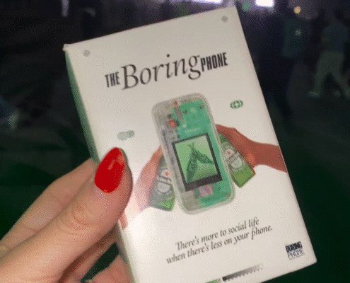 Caja de The Boring Phone en evento