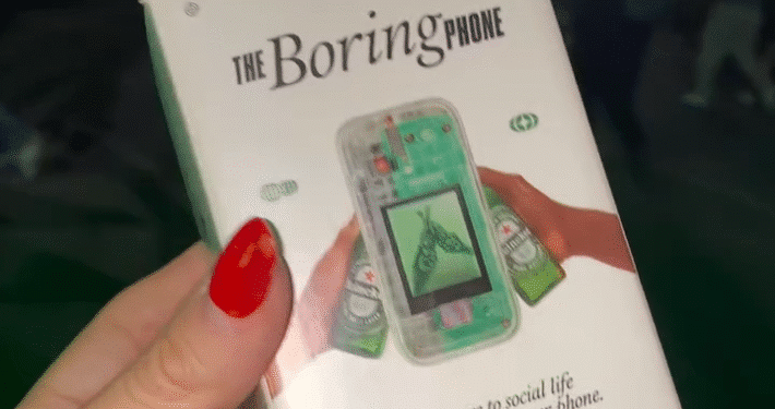 Caja de The Boring Phone en evento