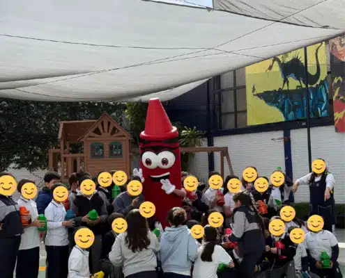 botarga de Crayola en escuela con alumnos en la Creativity Week de Crayola