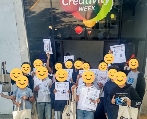alumnos con kit de Crayola participando een la la Creativity Week de Crayola