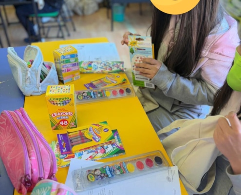 alumna en escuela trabajando con productos Crayola en la Creativity Week de Crayola
