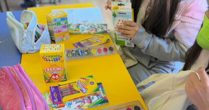 alumna en escuela trabajando con productos Crayola en la Creativity Week de Crayola
