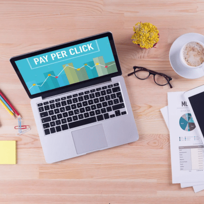 imagen de una computadora mostrando una representación sobre el pay per click
