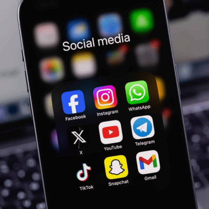 imagen de teléfono inteligente mostrando en la pantalla los logos de diferentes redes sociales